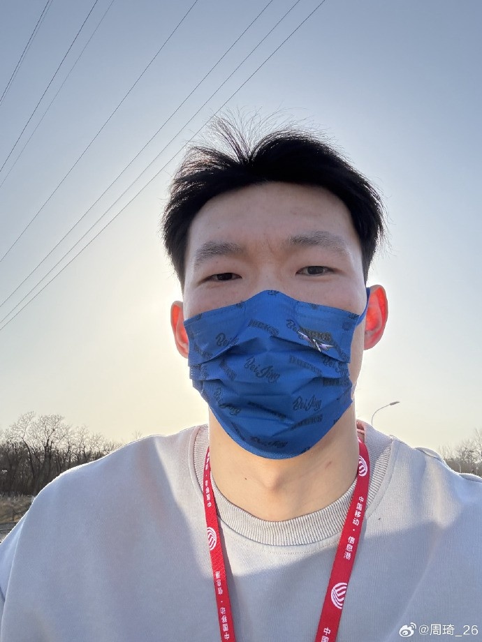 悠閑！周琦騎京牌電動車出行：太陽出來了 開京牌兜兜風(fēng)！