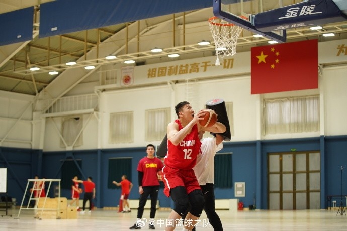 中國籃球之隊官博：大塊頭 大能量 祝李炎哲25歲生日快樂！