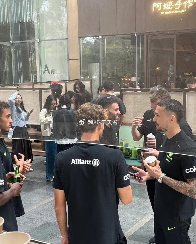 松弛感拉滿！澳大利亞隊員在杭州街頭喝奶茶