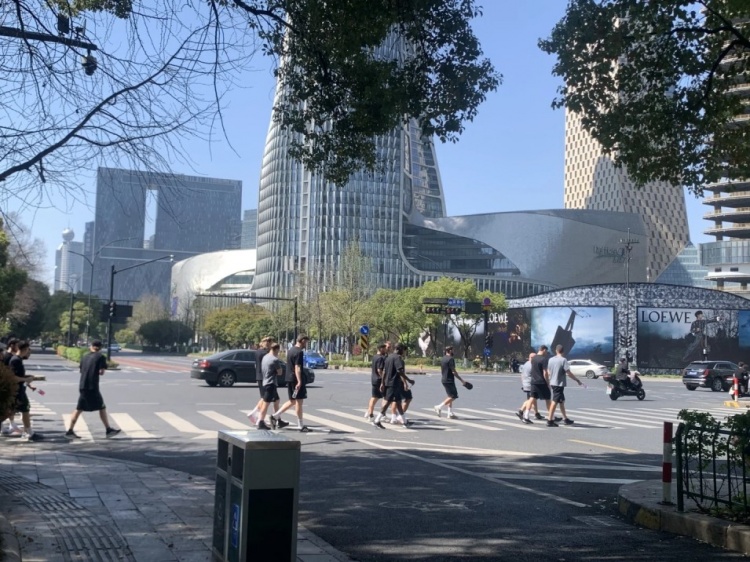 心態(tài)放松，有網(wǎng)友拍到澳大利亞隊(duì)早上在萬(wàn)象城citywalk