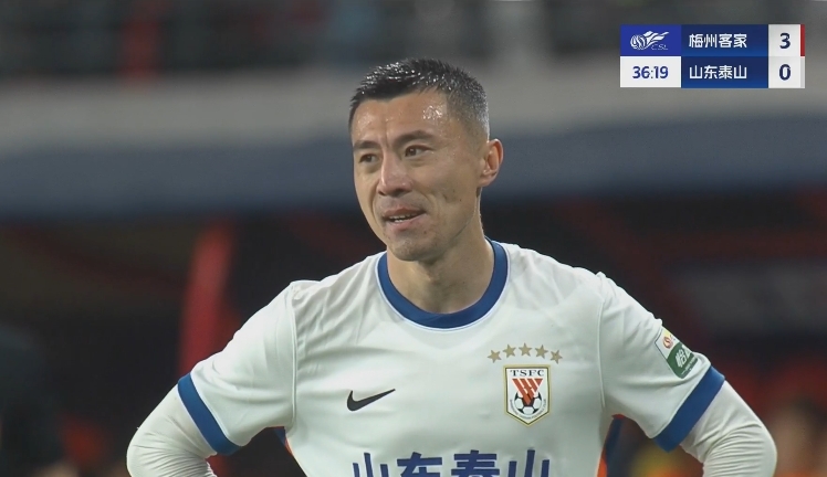 34分鐘0-3落后！36歲鄭錚苦笑36歲大雷沮喪 替補席黃政宇神態(tài)輕松